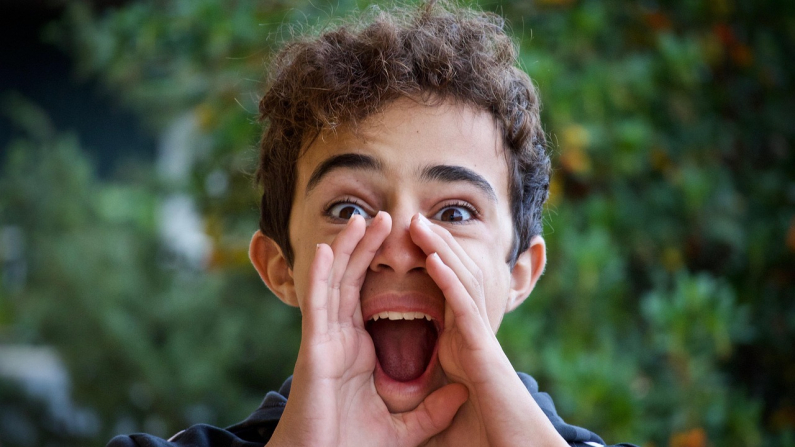 Un joven realiza un gesto de abrir la boca. Sweetlouise. Pixabay