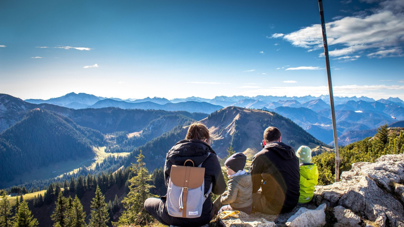 Imagen ilustrativa de una familia disfrutando de un impresionante paisaje montañoso. Imagen: stux. Pixabay