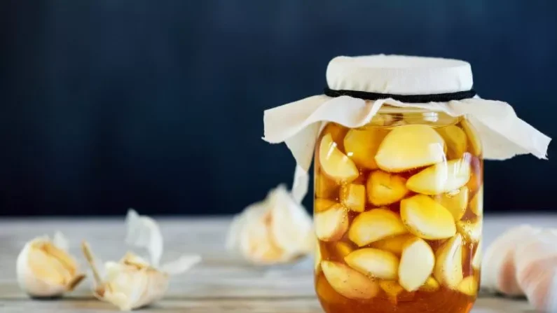 La mezcla de ajo y miel es un remedio natural que puede fortalecer el sistema inmunitario y prevenir resfriados.

Foto: Stephanie Frey/iStock