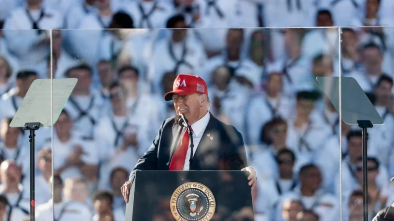 El presidente Donald Trump habla en «America’s Navy 250 — Titans of the Sea: A Salute to the Fleet» (La Armada de los Estados Unidos 250 — Titanes del mar: un saludo a la flota) en Norfolk, Virginia, el 5 de octubre de 2025. Madalina Kilroy/The Epoch Times
