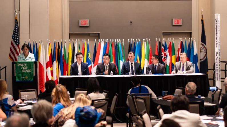 (De izq. a der.) Raymond Zhang, director de "Órganos Estatales"; Larry Liu, subdirector de gobierno y defensa del Centro de Información de Falun Dafa; el Dr. Andreas Weber, cirujano y subdirector de la filial europea de Médicos Contra la Sustracción Forzada de Órganos; William Huang, sobreviviente de la persecución religiosa en China; y Jan Jekielek, editor sénior de The Epoch Times y presentador del programa "Líderes de Pensamiento Americanos", participan en un panel durante la proyección del documental "Órganos Estatales: Desenmascarando el Abuso de Trasplantes en China", en Washington el 3 de octubre de 2025. Madalina Kilroy/The Epoch Times