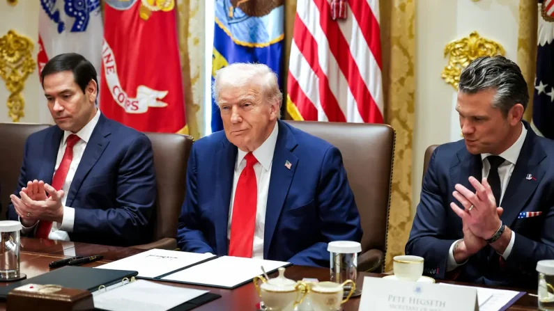 El presidente Donald Trump, acompañado por el secretario de Estado Marco Rubio (izq.) y el secretario de Defensa Pete Hegseth, habla sobre el acuerdo de alto el fuego entre Israel y Hamás durante una reunión del Gabinete en la Casa Blanca el 9 de octubre de 2025. Anna Moneymaker/Getty Images