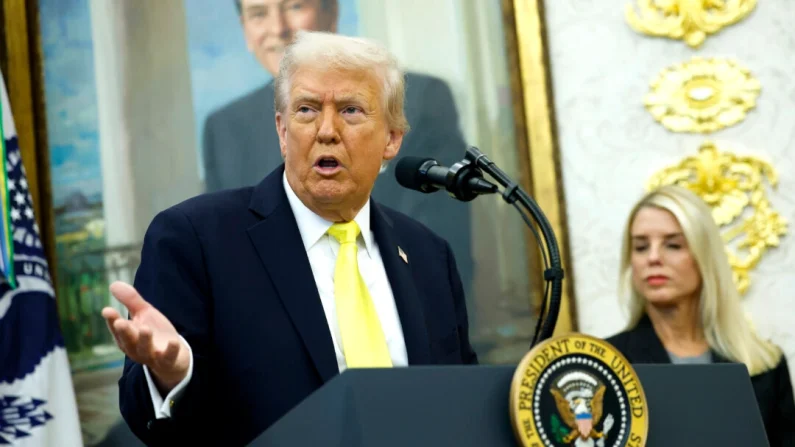 El presidente Donald Trump habla durante una conferencia de prensa en la Oficina Oval de la Casa Blanca el 15 de octubre de 2025. Kevin Dietsch/Getty Images