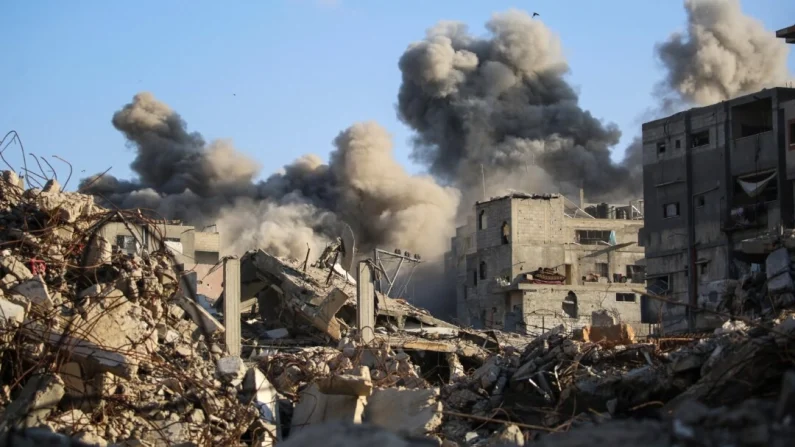 Columnas de humo tras un ataque israelí en el centro de la Franja de Gaza el 19 de octubre de 2025. Eyad Baba/AFP vía Getty Images