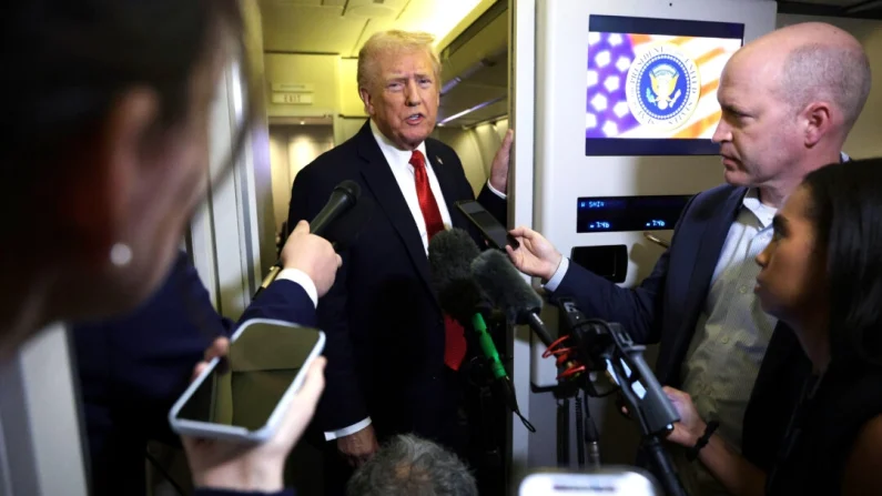El presidente Donald Trump habla con miembros de la prensa a bordo del Air Force One el 19 de octubre de 2025. Alex Wong/Getty Images