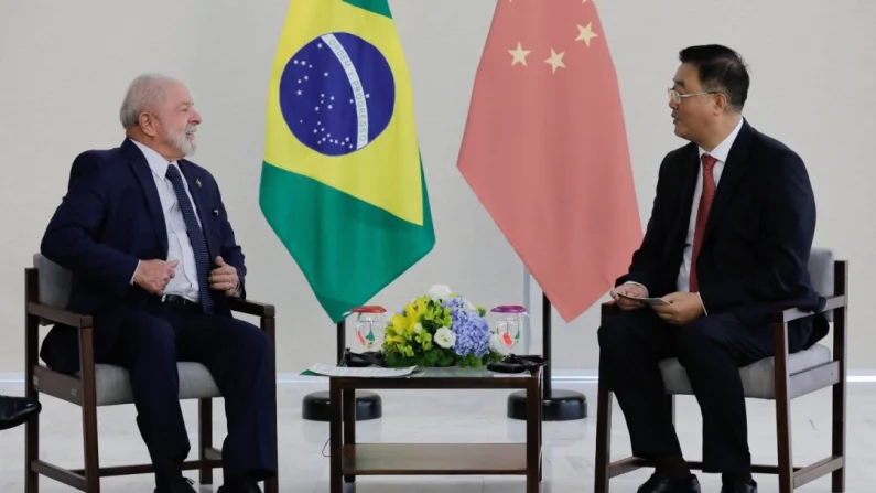 El presidente brasileño, Luiz Inácio Lula da Silva (izq.), conversa con el embajador chino en Brasil, Zhu Qingqiao, en el Palacio do Planalto en Brasilia, el 3 de febrero de 2023. Sergio Lima/AFP vía Getty Images