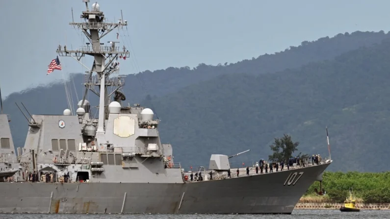 El destructor USS Gravely se prepara para atracar para ejercicios militares en Puerto España, Trinidad y Tobago, el 26 de octubre de 2025. Robert Taylor/Foto AP