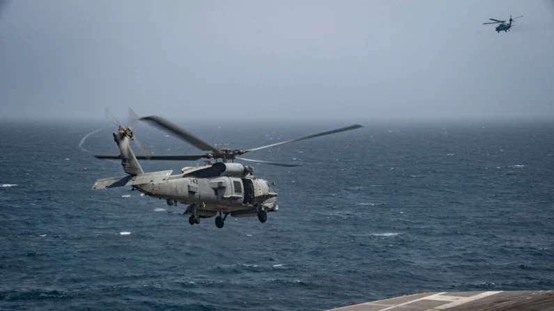 Un MH-60R Sea Hawk, asignado al Escuadrón de Ataque Marítimo de Helicópteros (HSM) 73, despega de la cubierta de vuelo del portaaviones de clase Nimitz USS Nimitz (CVN 68) durante las operaciones de vuelo en el área de responsabilidad del Comando Central de los EE. UU. el 10 de julio de 2025. Foto oficial de la Marina de los EE. UU.