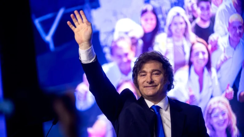 El presidente argentino Javier Milei saluda a sus partidarios en Buenos Aires, Argentina, el 26 de octubre de 2025. Tomas Cuesta/Getty Images