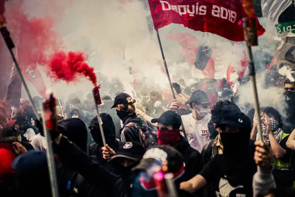 Se lanza humo entre la multitud durante una manifestación antifascista para conmemorar el duodécimo aniversario de la muerte del activista Clément Méric, en París, el 8 de junio de 2025. Bastien Ohier/Hans Lucas/AFP vía Getty Images