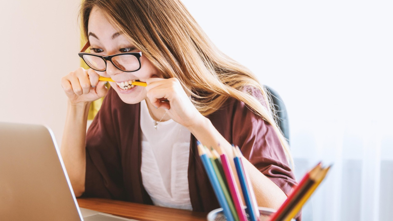 Una mujer trabaja en su escritorio con un ordenador. JESHOOTS-com. Pixabay