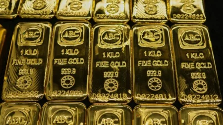 El precio del oro cae por debajo de los 4000 dólares
