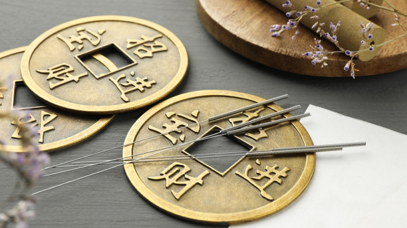 Agujas de acupuntura, bastones de moxa y monedas antiguas chinas. Foto: Shutterstock.
