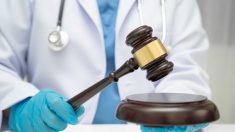 Médicos rechazan la nueva lista negra por negarse a practicar abortos
