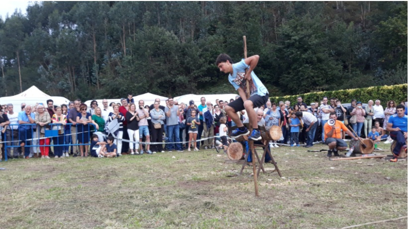 Un joven emplea la técnica de andar con el palo en medio de una competencia tradicional de salto pasiego. Foto: Asociación para la Promoción y Desarrollo de los Valles Pasiegos