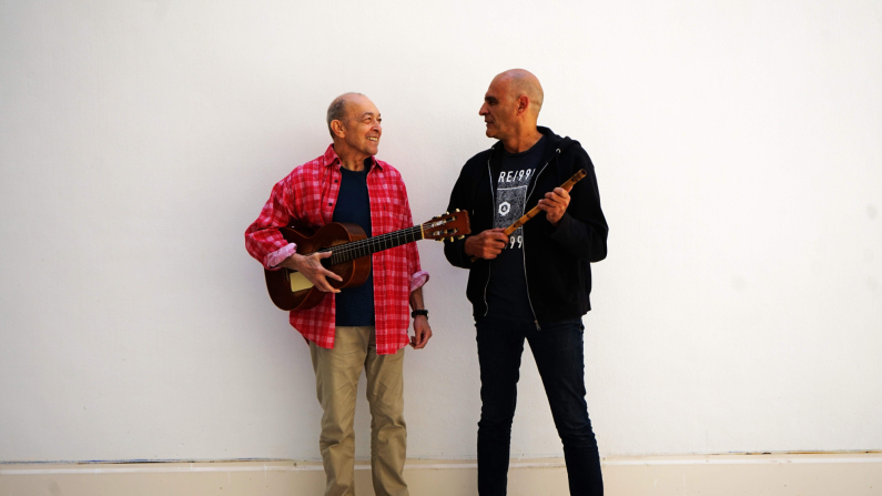 Faín Dueñas (izquierda) y Vincent molino (derecha) miembros fundadores de la agrupación Radio Tarifa. Cortesía: Vincent Molino