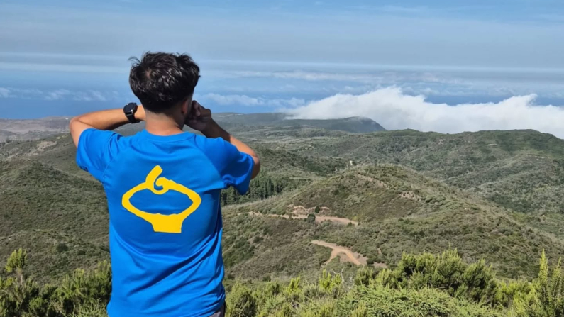 Un joven miembro de la Asociación Cultural de Silbo Gomero emplea el lenguaje silbado en inmediaciones del Parque Nacional Garajonay. Facebook. Asociación cultural de Silbo Gomero