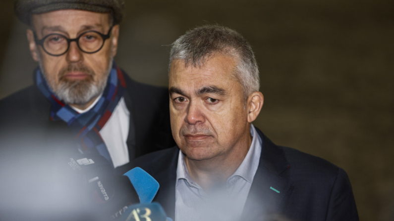 El ex secretario de Organización del PSOE Santos Cerdán (d), ha salido este miércoles de la cárcel de Soto del Real (Madrid). (EFE/ Rodrigo Jiménez)