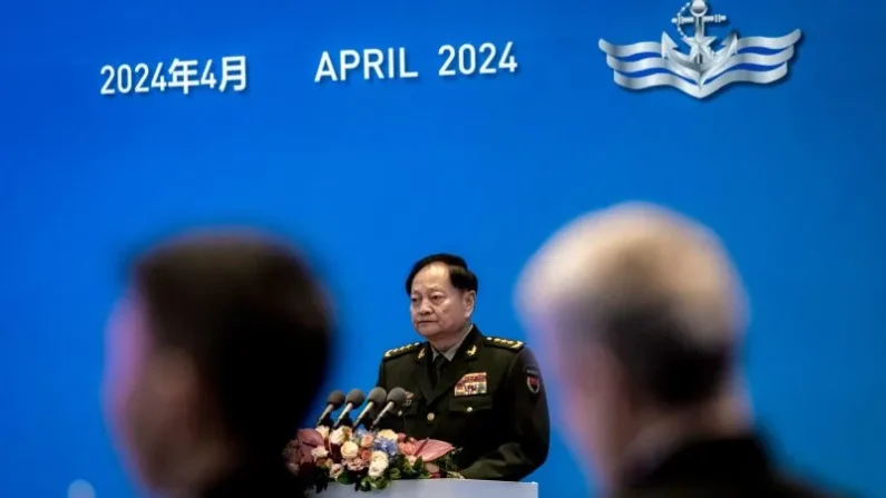 La general Zhang Youxia, vicepresidenta de la Comisión Militar Central, interviene en la inauguración del Simposio Naval del Pacífico Occidental en Qingdao, China, el 22 de abril de 2024. Según fuentes internas, Zhang y Xi han discrepado en importantes cuestiones políticas en los últimos años.
Foto: KevinFrayer/GettyImages
