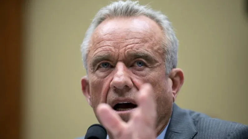 El secretario de Salud, Robert F. Kennedy Jr., testificó ante el Subcomité de Salud del Comité de Energía y Comercio de la Cámara de Representantes en el Edificio de Oficinas Rayburn de la Cámara de Representantes en Washington, D.C., el 24 de junio de 2025.

Foto: Kayla Bartkowski/Getty Images