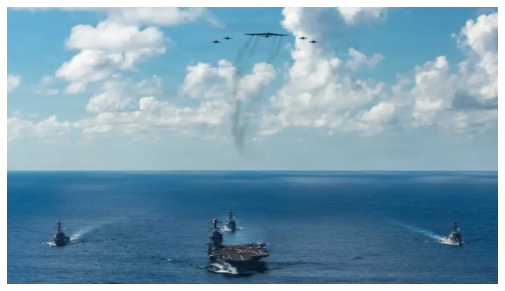 El Grupo de Ataque del Portaaviones Gerald R. Ford de la Armada de los Estados Unidos, incluyendo el buque insignia USS Gerald R. Ford (CVN 78), opera como una fuerza conjunta multidominio con un bombardero B-52 Stratofortress de la Fuerza Aérea de los Estados Unidos, el 13 de noviembre de 2025. Foto: Suboficial de Tercera Clase Gladjimi Balisage/Armada de los Estados Unidos