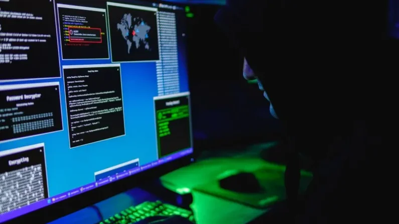 
Esta ilustración muestra a un hacker escribiendo en un teclado de computadora el 13 de mayo de 2025. (Oleksii Pydsosonnii/La Gran Época)