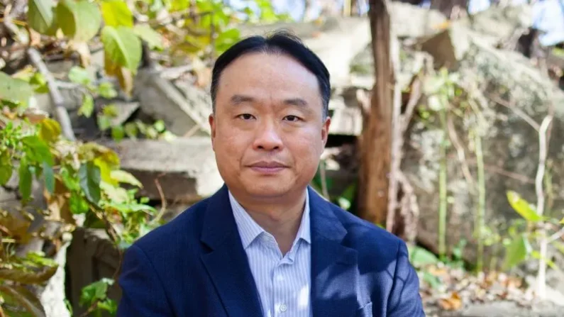 David Xie, superviviente de la persecución de Falun Gong en China, en Port Jervis, Nueva York, el 2 de noviembre de 2025.
Foto: Petr Svab/Epoch Times