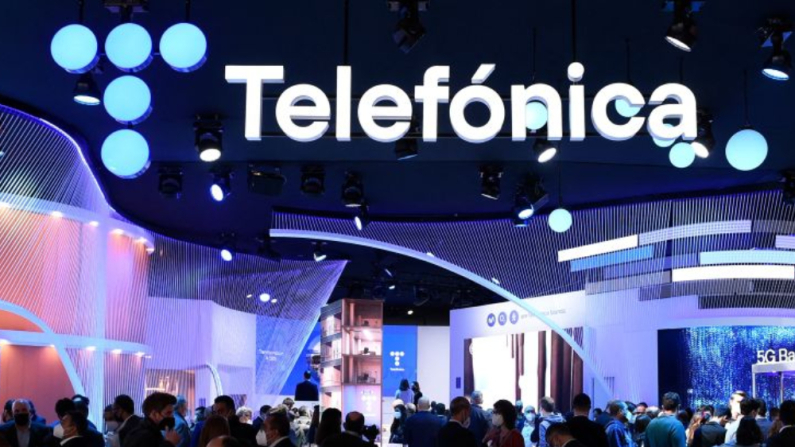 Stand de Telefónica en el Congreso Mundial de Móviles de Barcelona el 2 de marzo de 2022. (JOSEP LAGO/AFP vía Getty Images)