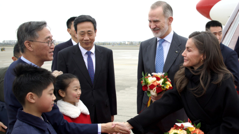 Su Majestad la Reina recibe el saludo del embajador de la República Popular China en España, Yao Jing. (Casa de S.M. el Rey)