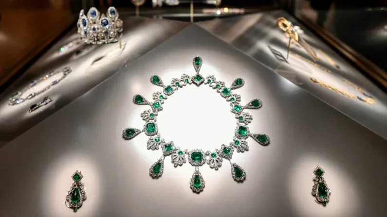 El collar y los pendientes del ajuar nupcial de la emperatriz María Luisa, expuestos en la Galería de Apolo del Louvre. Foto: Stephane de Sakutin/Getty Images Fuente: The Epoch Times España