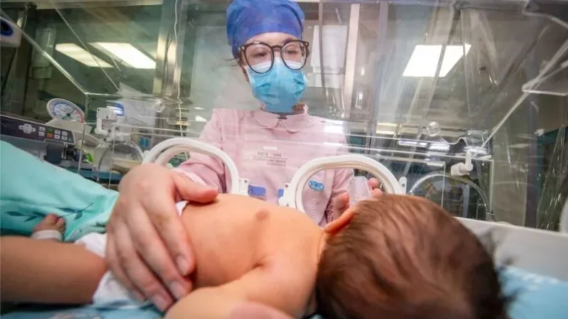 Una enfermera atiende a un recién nacido en un hospital de Taizhou, provincia de Jiangsu, al este de China, el 12 de mayo de 2023. (Imagen simbólica)

Foto: STR/AFP vía Getty Images