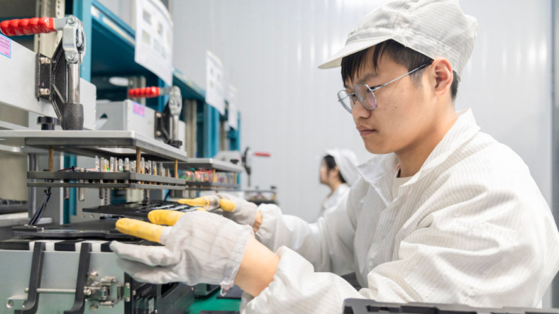 Empleados trabajan en una línea de producción en un taller de Celxpert Energy Corporation, empresa que fabrica baterías de litio para computadoras portátiles y otros usos, en Nantong, provincia de Jiangsu, al este de China, el 29 de febrero de 2024. (Foto de AFP) / China Out (Foto de STR/AFP vía Getty Images).