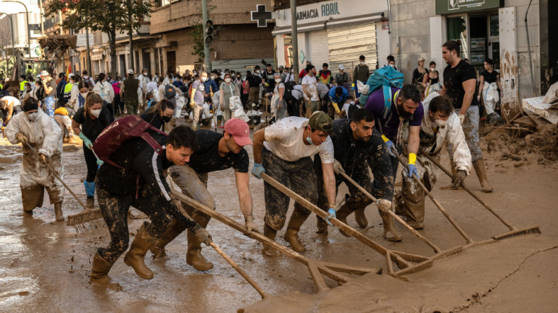 MASSANASSA, ESPAÑA - 9 DE NOVIEMBRE: Voluntarios y residentes limpian el lodo de las calles mientras la zona se recupera de las inundaciones generalizadas del 29 de octubre de 2024. Esta fotografía fue tomada el 9 de noviembre de 2024 en el municipio de Massanassa, Valencia, España. (Foto: David Ramos/Getty Images)