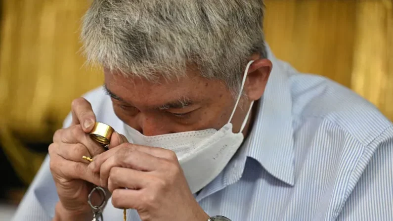 Los comerciantes de oro de buena reputación detectan rápidamente las estafas.

Foto: Lillian Suwanrumpha/AFP vía Getty Images