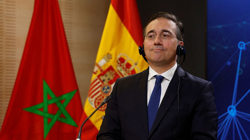 El ministro de Asuntos Exteriores de España, José Manuel Albares, participa en una rueda de prensa conjunta con su homólogo marroquí (no aparece en la foto) tras una reunión celebrada en Madrid el 17 de abril de 2025. Foto de Pierre-Philippe Marcou / AFP vía Getty Images.