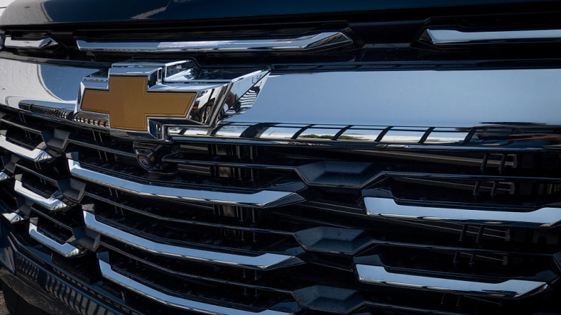 Vehículos a la venta en un concesionario de General Motors el 22 de julio de 2025 en Chicago, Illinois. General Motors, fabricante de las marcas Chevrolet, Buick, GMC y Cadillac, reportó una caída en sus ingresos netos del segundo trimestre en comparación con el mismo trimestre de 2024, la cual atribuyó al aumento de los costos y a la incertidumbre en el sector. Foto: Scott Olson/Getty Images