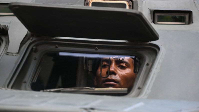 Un soldado viaja en un tanque del ejército venezolano durante un despliegue militar en apoyo al presidente de Venezuela, Nicolás Maduro, en Caracas, el 23 de septiembre de 2025. (Foto de Federico Parra / AFP) (Foto de Federico Parra/AF