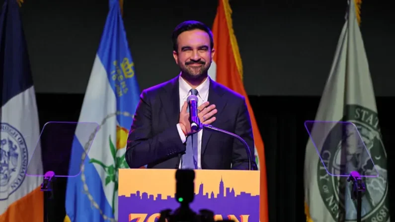 El candidato a la alcaldía de Nueva York, Zoharan Mamdani, celebra su victoria electoral en el Teatro Paramount de Brooklyn, Nueva York, el 4 de noviembre de 2025.

Foto: Angela Weiss/AFP vía Getty Images