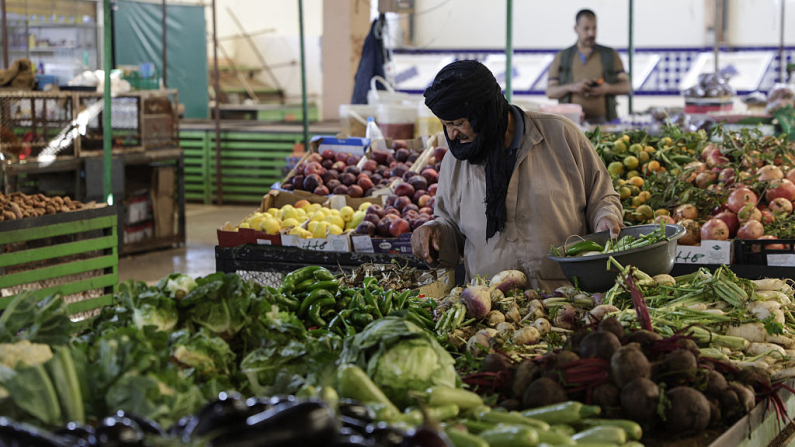 Un hombre en un mercado de El Aaiún, la principal ciudad del Sáhara Occidental, controlada por Marruecos, el 7 de noviembre de 2025. Foto de Abdel Majid Bziouat /AFP vía Getty Images