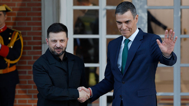El presidente del Gobierno español, Pedro Sánchez, y el presidente de Ucrania, Volodymyr Zelensky (izq.), en el Palacio de la Moncloa en Madrid el 18 de noviembre de 2025. (PIERRE-PHILIPPE MARCOU/AFP vía Getty Images)