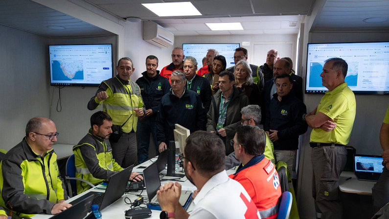 El consejero de Sanidad, Presidencia y Emergencias de la Junta de Andalucía, Antonio Sanz (CL), durante el simulacro de tsunami Respuesta25 en Cádiz, el 20 de noviembre de 2025. Alrededor de 20 000 personas participaron en la simulación, cuyo objetivo era evaluar la coordinación institucional, los tiempos de evacuación y la eficacia de los sistemas de alerta temprana ante un tsunami. Foto de Jorge Guerrero / AFP vía Getty Images