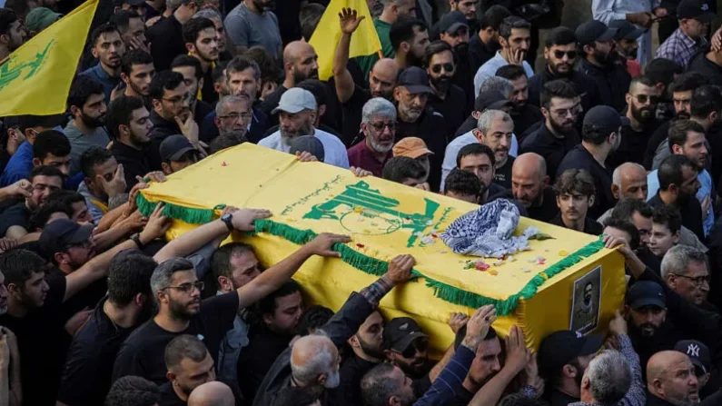 Miembros de Hezbolá portan un ataúd y corean consignas políticas durante una procesión fúnebre en Beirut, Líbano, el 24 de noviembre de 2025. Hezbolá confirmó que su principal comandante militar, Haytham Ali Tabatabai, murió ayer en un ataque aéreo israelí contra la capital libanesa, Beirut.

Foto: Adri Salido/Getty Images