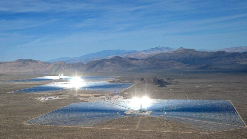 Vista aérea de la planta termosolar de Ivanpah poco después de su construcción en 2014 en el desierto de Mojave, California, cerca de Primm, Nevada. Foto: Ethan Miller/Getty Images 
Foto: Ethan Miller/Getty Images
