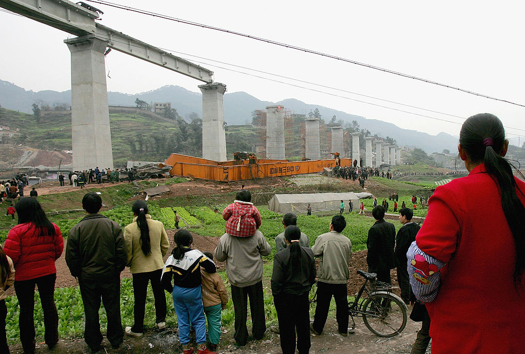 El colapso de un puente en Sichuan reaviva la alerta por la expansión de contratistas chinos en España y Europa