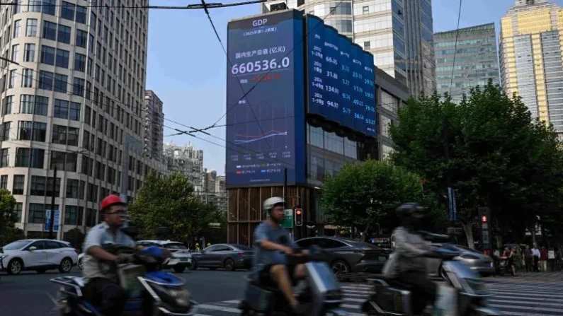 Una pantalla muestra cifras del producto interno bruto (PIB) en Shanghái, 15 de julio de 2025.
Foto: Héctor Retamal/AFP vía Getty Images