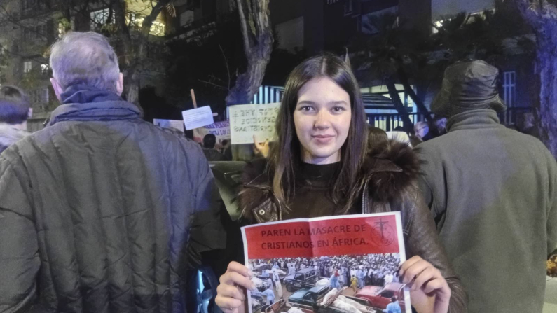 Sara Ursu asiste a la manifestación contra la masacre de cristianos en Nigeria el 29 de noviembre de 2025 a las 20 horas. Foto: Maya Marinova/The Epoch Times España