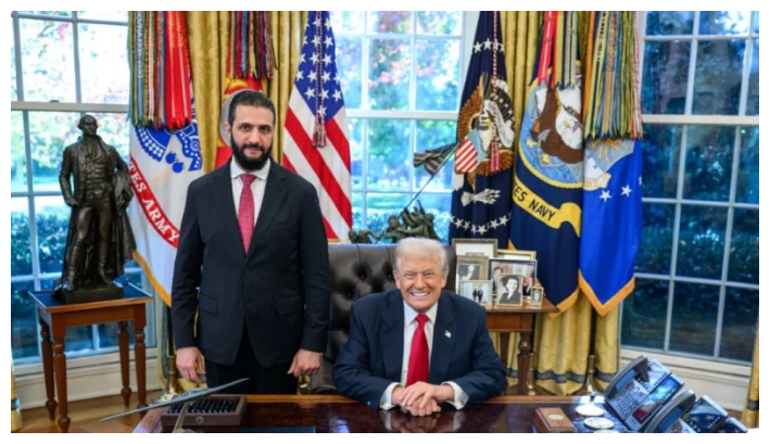 El presidente Donald Trump y el presidente sirio Ahmed al-Sharaa (izq.) en el Despacho Oval el 10 de noviembre de 2025. @realDonaldTrump vía Truth Social