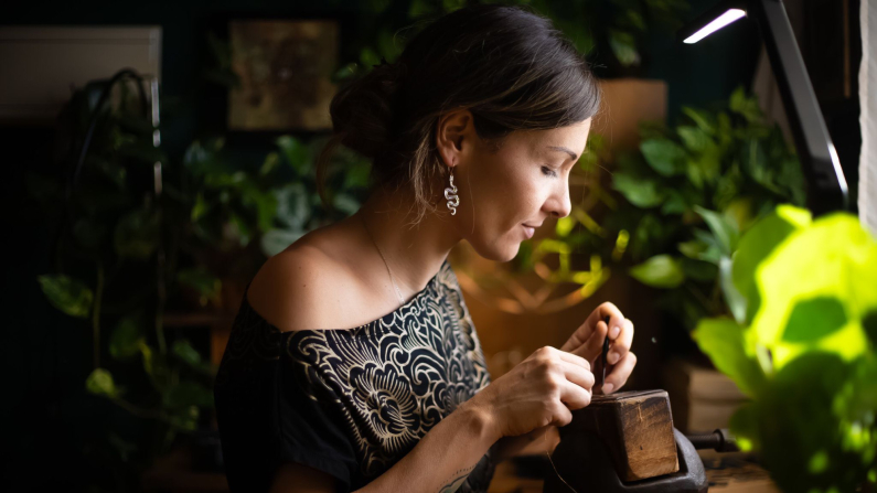 Raquel elabora una pieza con la técnica del damasquinado. Cortesía: Raquel de la Torre Serrano.