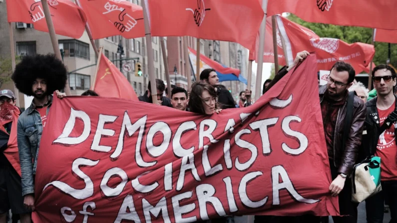 Miembros de los Socialistas Democráticos de América protestan en la ciudad de Nueva York el 1 de mayo de 2019. Spencer Platt/Getty Images
