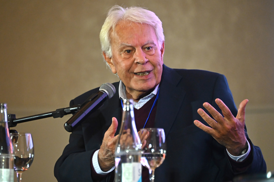 «No hay que hacer una polémica divisiva»: Felipe González llama a un entendimiento entre renovables y el sector rural